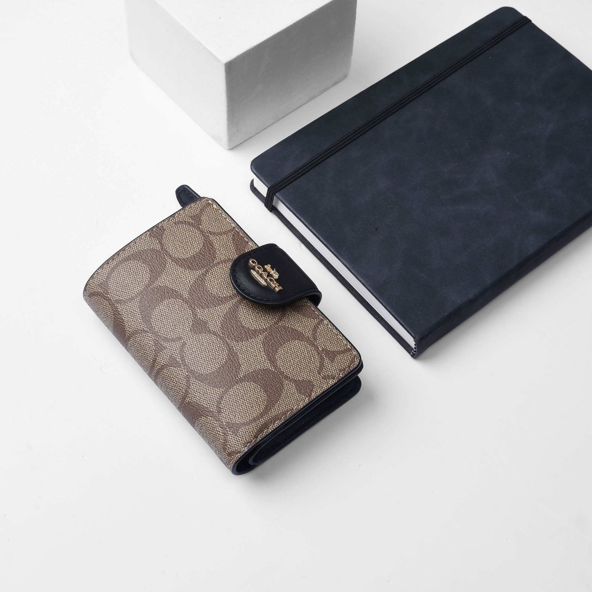 COACH SIGNATURE CORNER MEDIUM ZIP WALLET - BEIGE