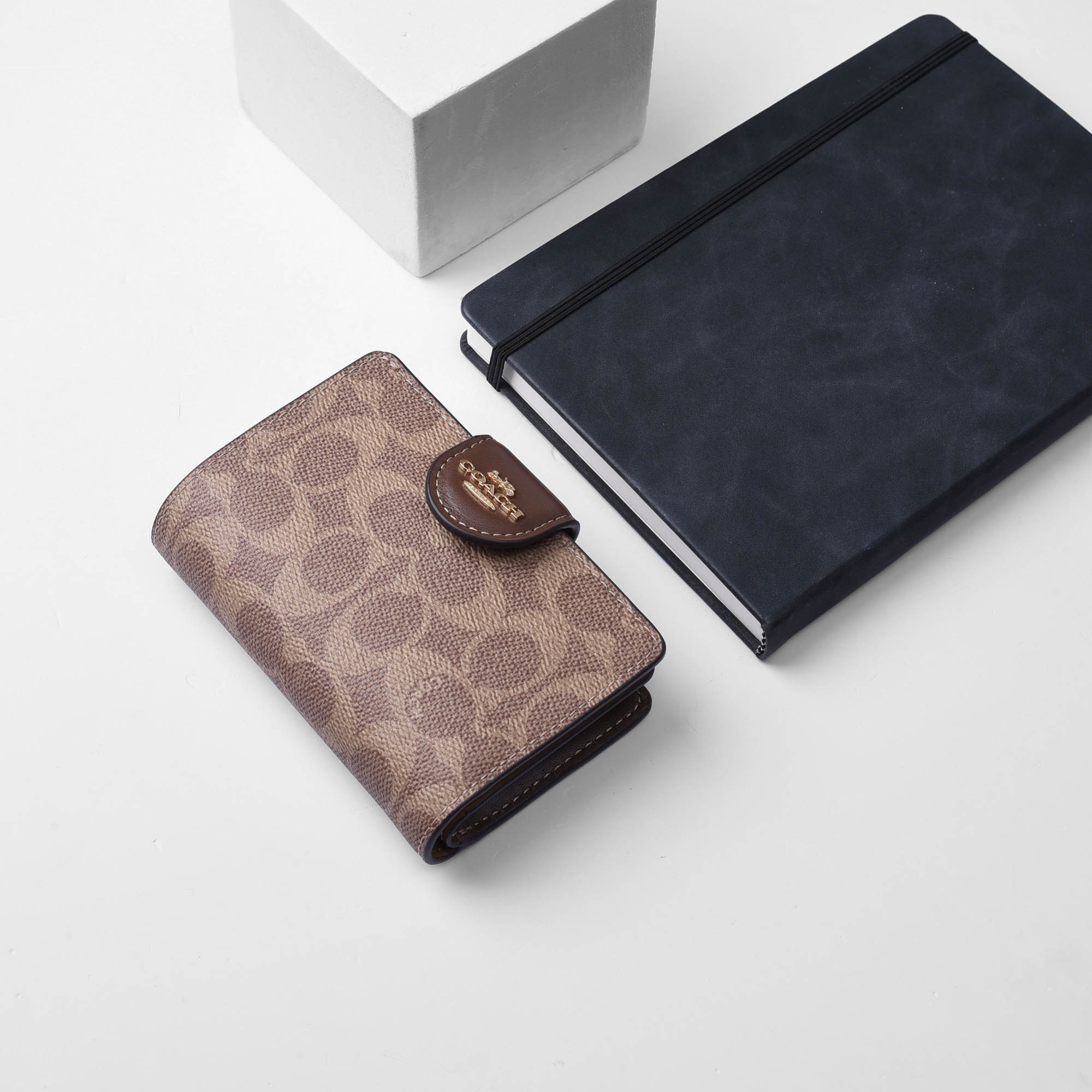 COACH SIGNATURE CORNER MEDIUM ZIP WALLET - BROWN