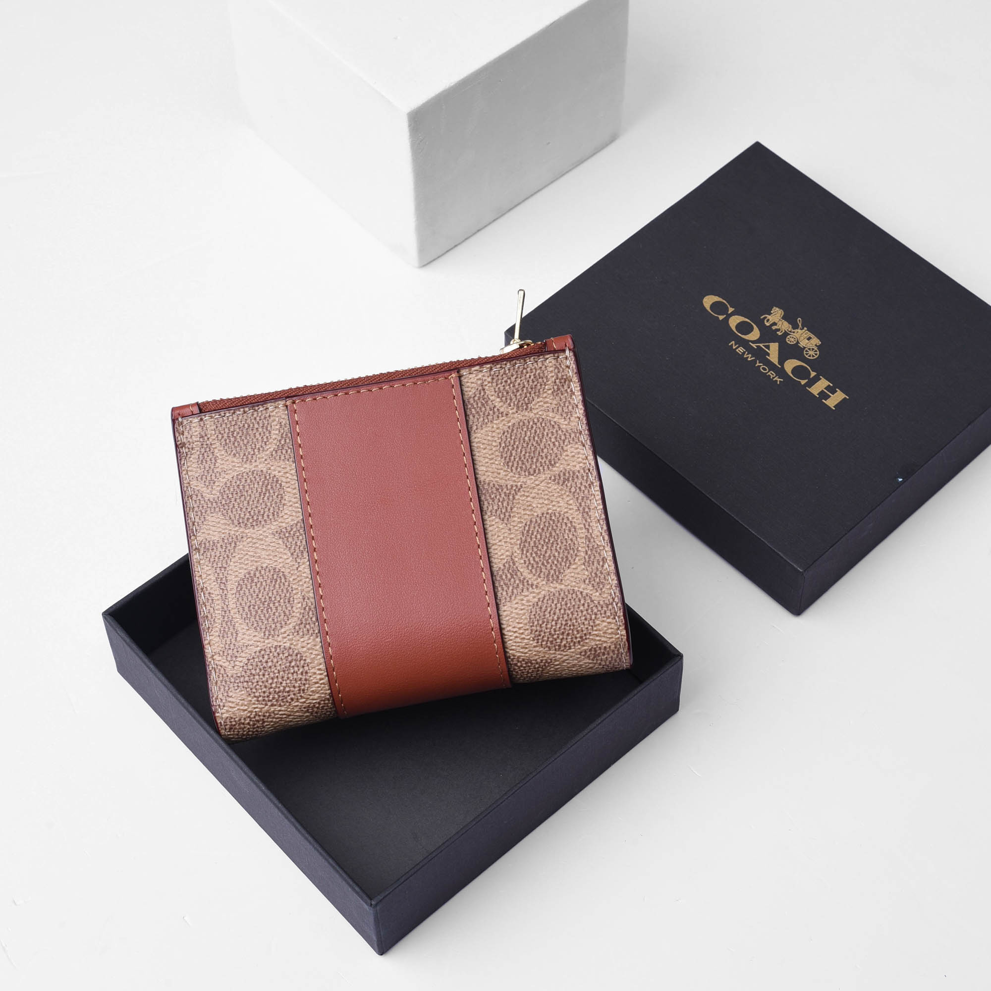 COACH SIGNATURE BILLFOLD WALLET - BROWN