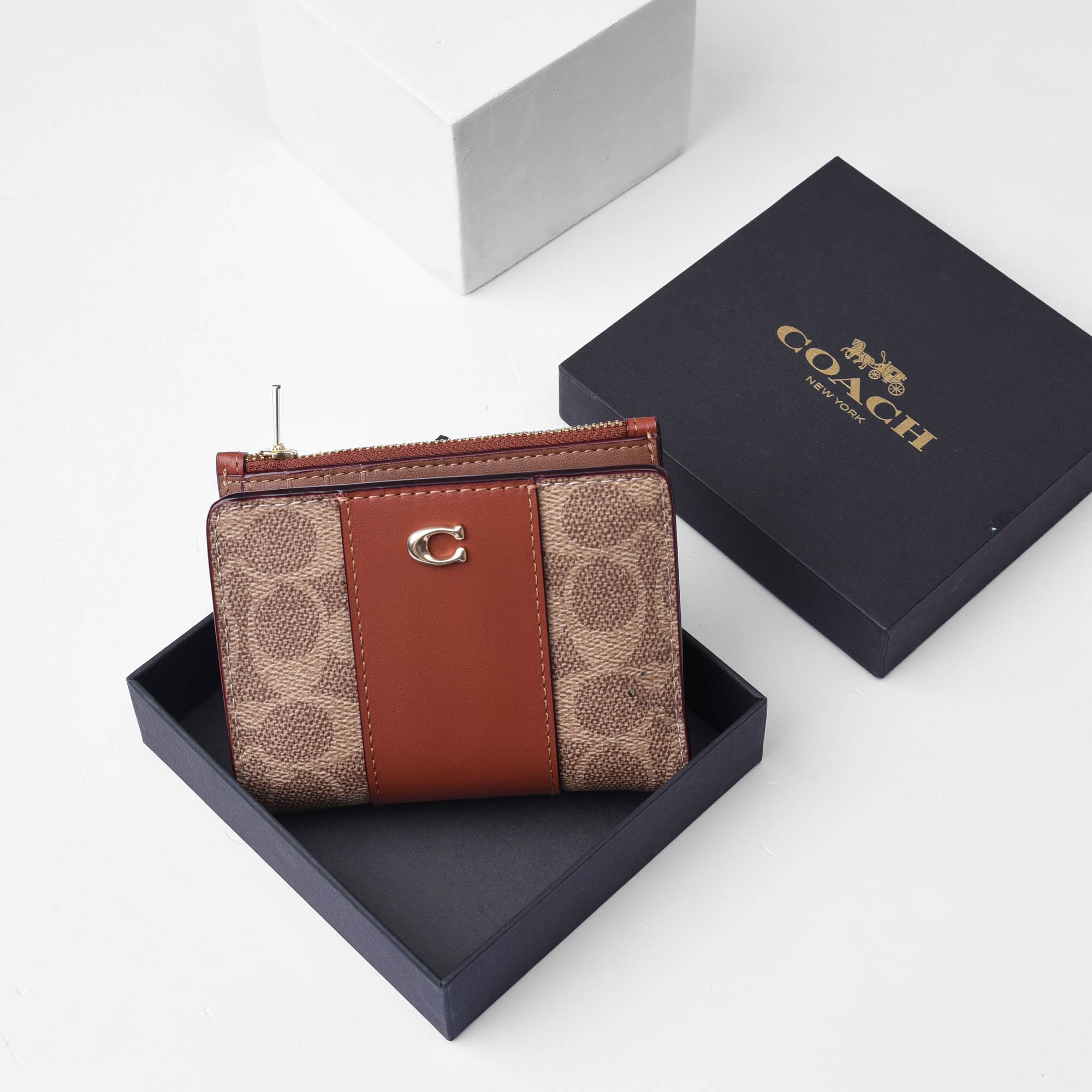 COACH SIGNATURE BILLFOLD WALLET - BROWN