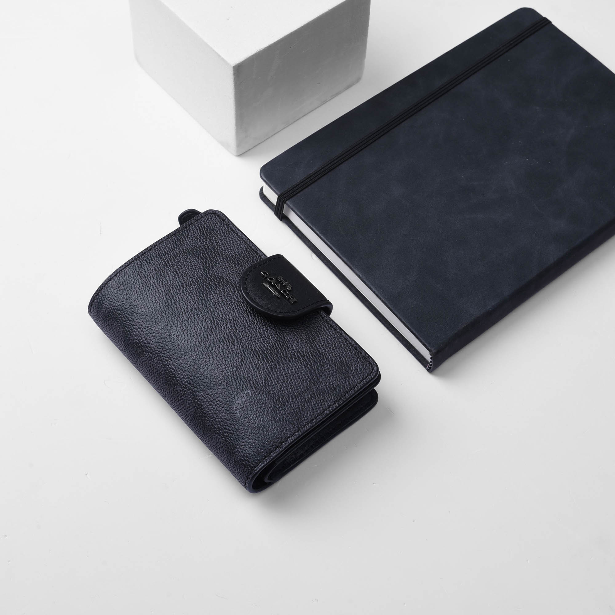 COACH SIGNATURE CORNER MEDIUM ZIP WALLET - BLACK