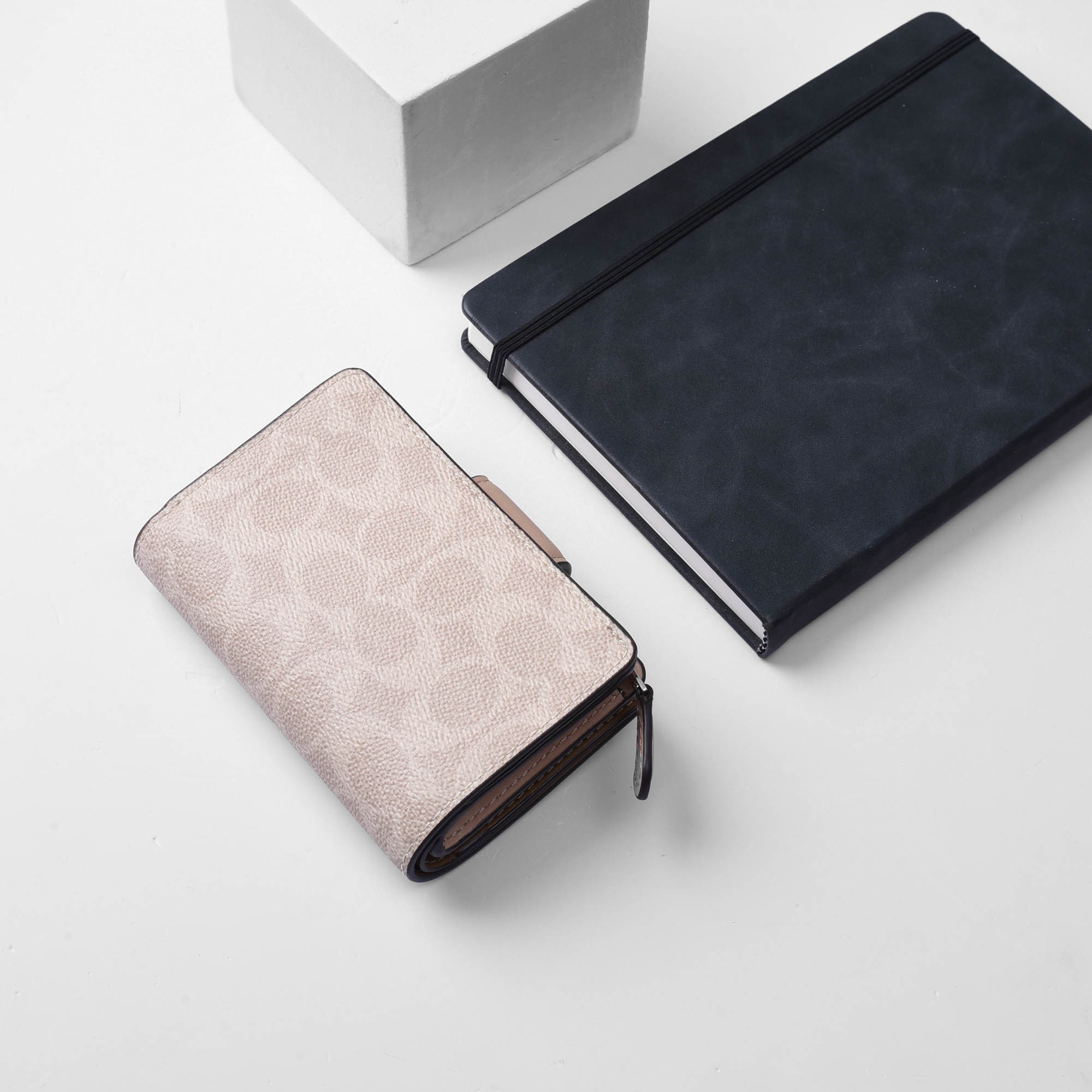 COACH SIGNATURE CORNER MEDIUM ZIP WALLET - SAND