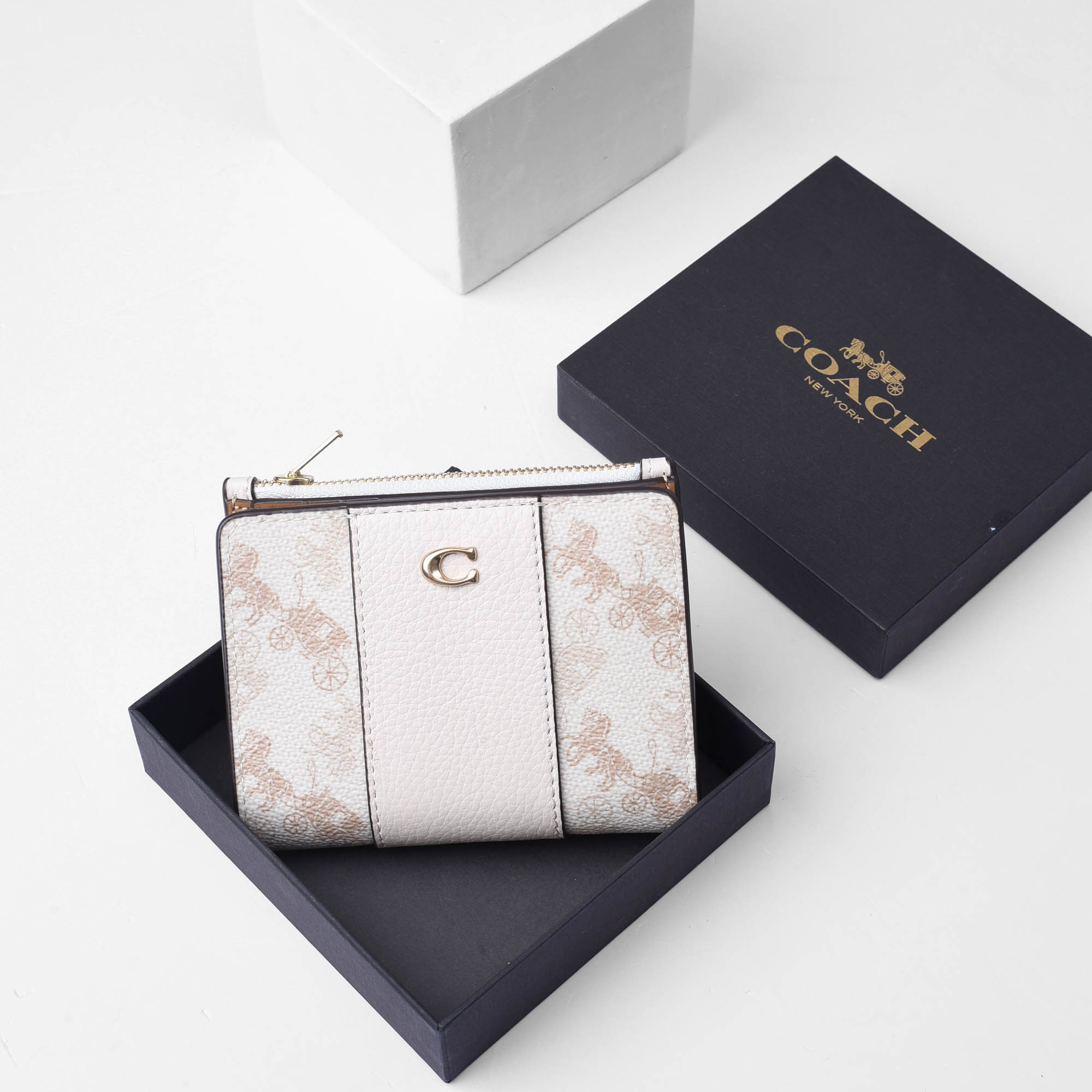 COACH HORSE BILLFOLD WALLET - WHITE